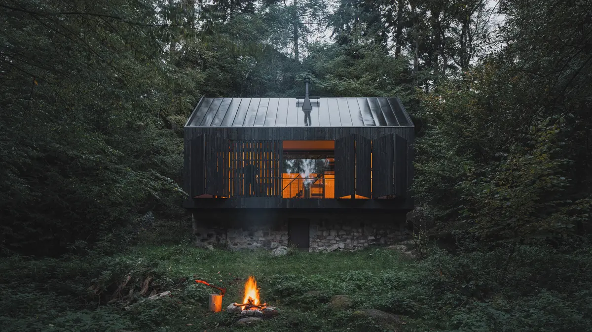 Víkend na chatě u Sázavy aneb Když se trampská klasika potká s moderní architekturou