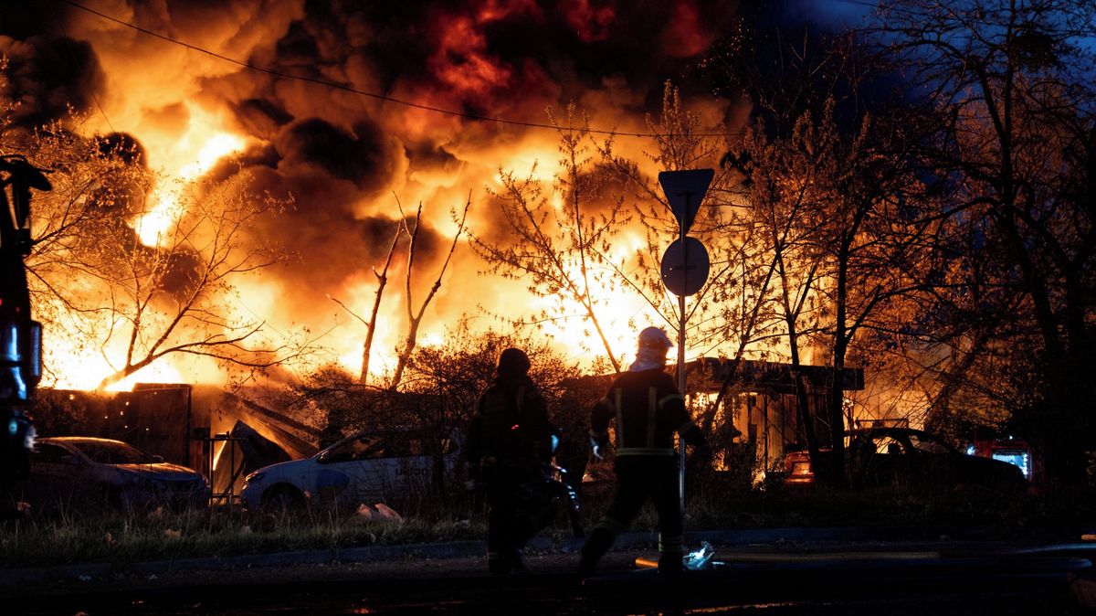 Noční útoky na Ukrajině si vyžádaly nejméně 11 mrtvých, oběti hlásí i Rusko