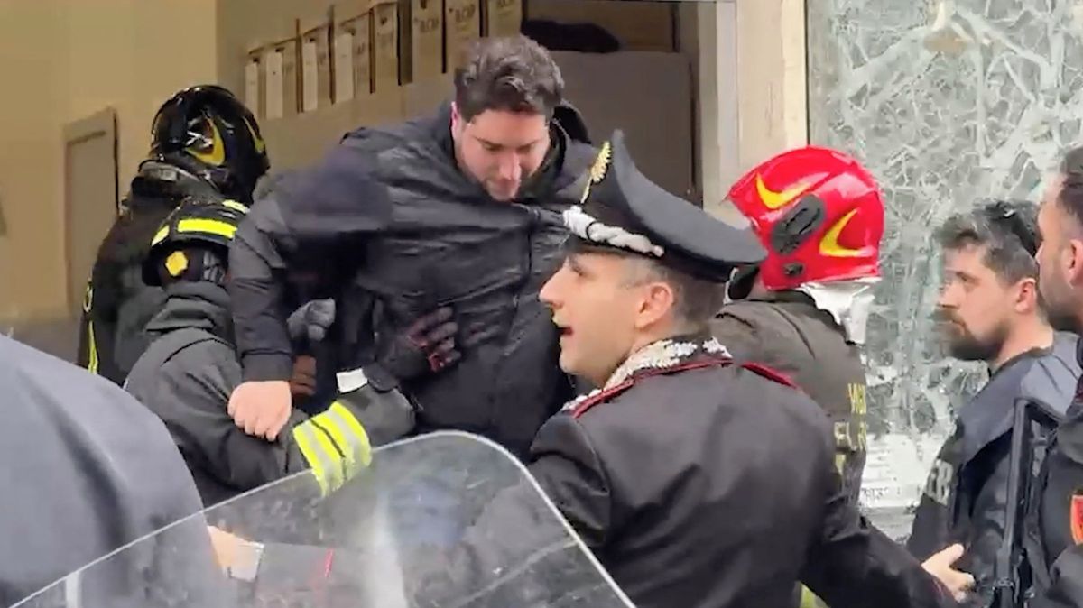 Lupiči v neapolské bance drželi desítky lidí jako rukojmí, pak se po nich slehla zem