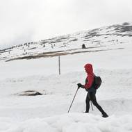 Na hřebenech foukal vítr, přesto příznivé počasí přilákalo turisty.