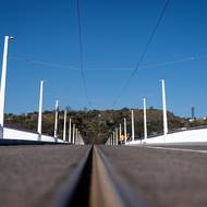 Poslední chvíle, kdy byl Dvorecký most prázdný, od víkendu po něm budou pravidelně jezdit vozy MHD. 