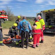 O hasičů si převzali muže do péče zdravotníci.