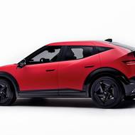 Zaujme výrazným zadním spoilerem.