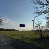 Vypadá to, že jsou na jednom kopci. Některé turbíny jsou ale v olomouckém kraji, další už v tom moravskoslezském.