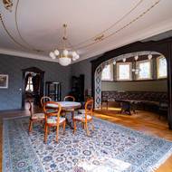 Hudební salonek včetně alkovny s půlkruhovou lavicí, která zcela odpovídá původní podobě