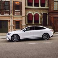 Silueta vozu připomíná kupé.