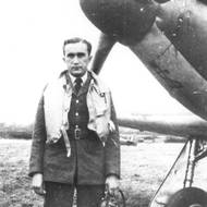 Seržant Josef František u své stíhačky Hawker Hurricane Mk I. Letiště Northolt, září 1940
