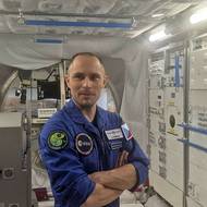 Budoucí astronaut v kopii modulu Columbus, který slouží coby součást ISS jako laboratoř.