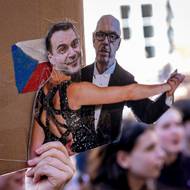 Vláda chce změnit financování veřejnoprávních médií. Nejen podle demonstrantů by to omezilo jejich činnost. 