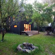 Na pozemku stála původně stoletá chata, tu vystřídal nový objekt.