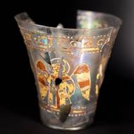 Nebo zdobenou číši, která byla nalezena v Havelské ulici. 