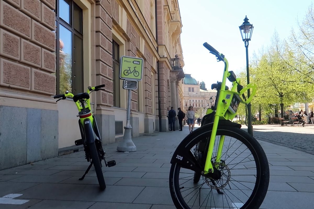 Bikesharing v Plzni boduje. Zájem překvapil, opraváři ale mají napilno a už se objevil první zloděj    