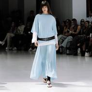 Valérie Jurčíková ve své kolekci použila výrazný detail v podobě dvojitých pásků.