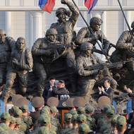 Slavnostní projev Kim Čong-una sledovali stovky vojáků, špičky severokorejské armády i zahraniční hosté. 