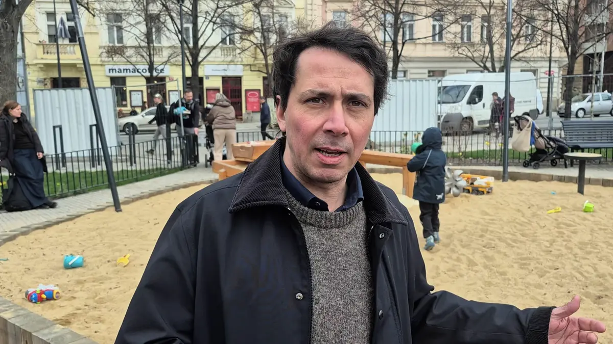 Hřiště v Praze 3 je podle některých rodičů nebezpečné, radnice i architekt ho hájí