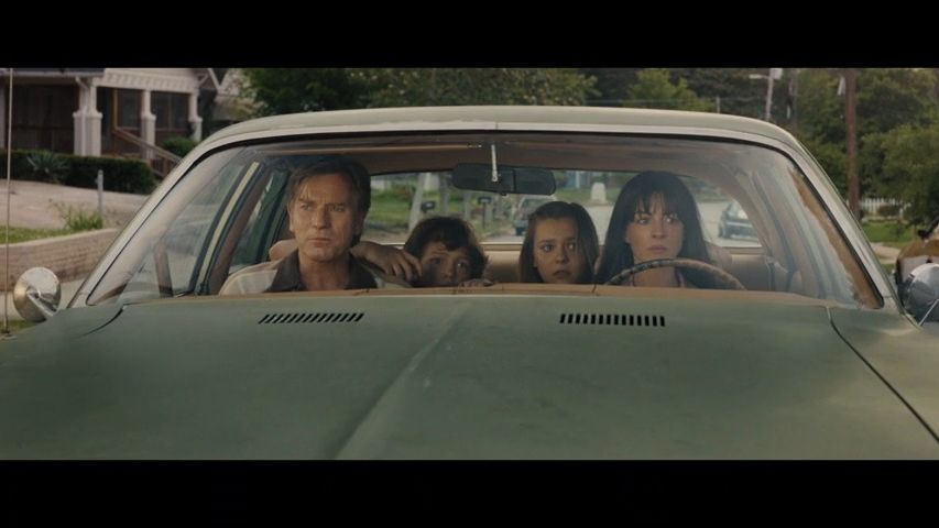 Anne Hathawayová a Ewan McGregor zápasí na život a na smrt s dinosaury