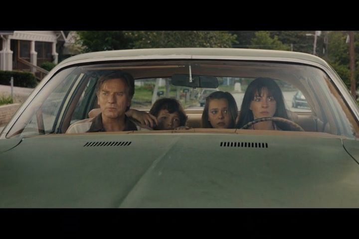 Anne Hathawayová a Ewan McGregor zápasí na život a na smrt s dinosaury