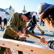 Tesaři při práci na křížích