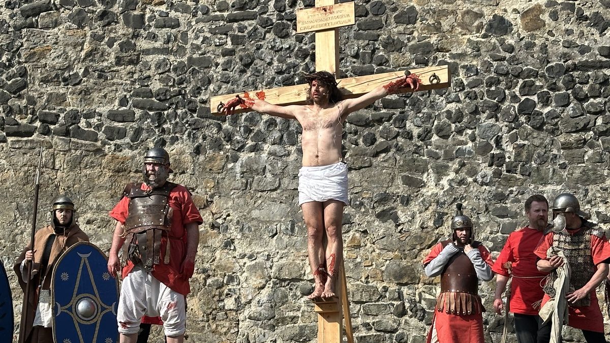 V kulisách hradu Lipý znovu ukřižovali Krista. Hraje ho místní porodník