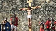 V kulisách hradu Lipý znovu ukřižovali Krista. Hraje ho místní porodník