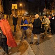 Lidé se střídali v nesení kříže. 