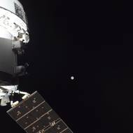 Fotka Měsíce při dosažení poloviny cesty k němu misí Artemis II