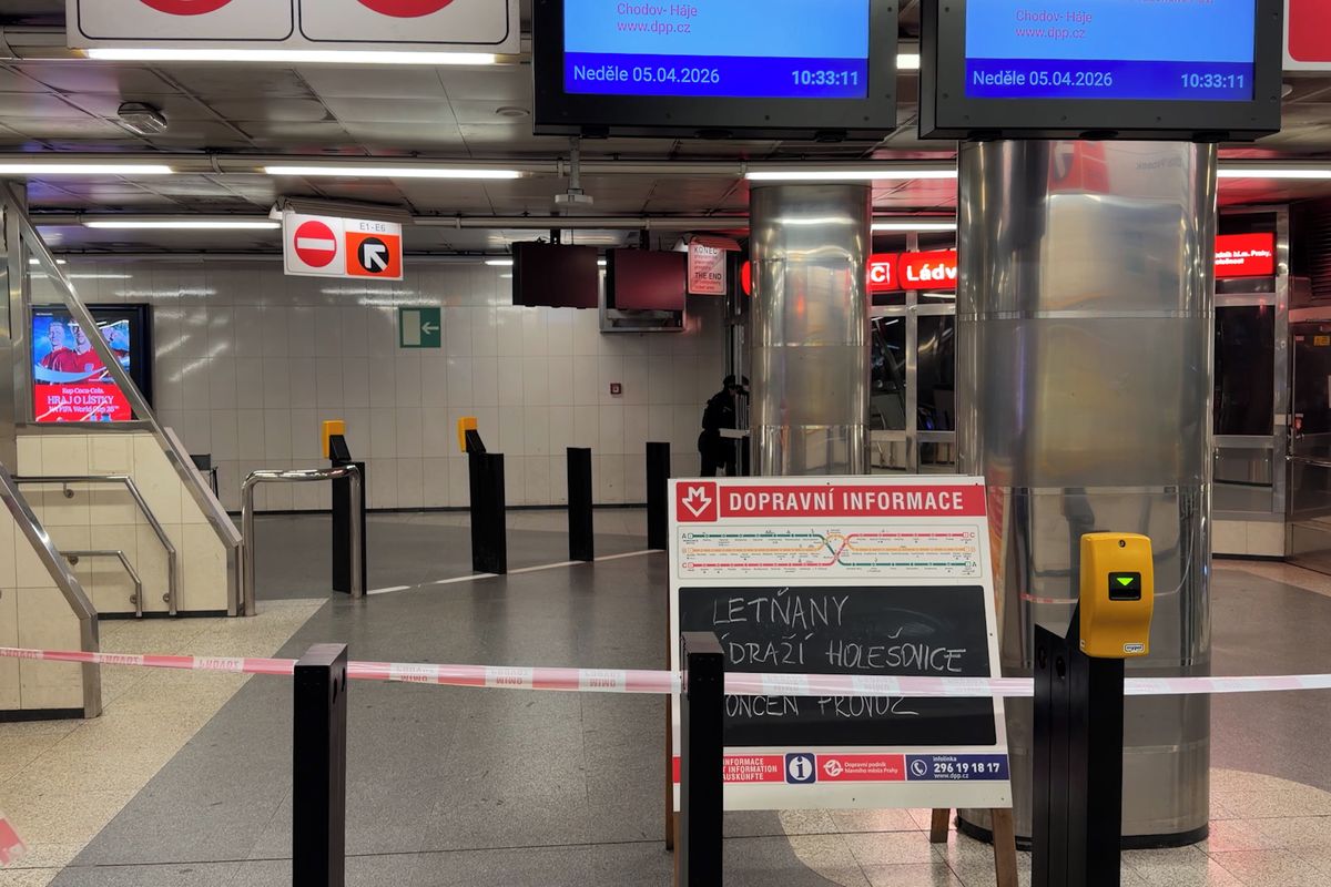 V pražském metru skočil člověk pod vlak, na místě zemřel