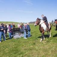 Zastavení na místním hřbitově.