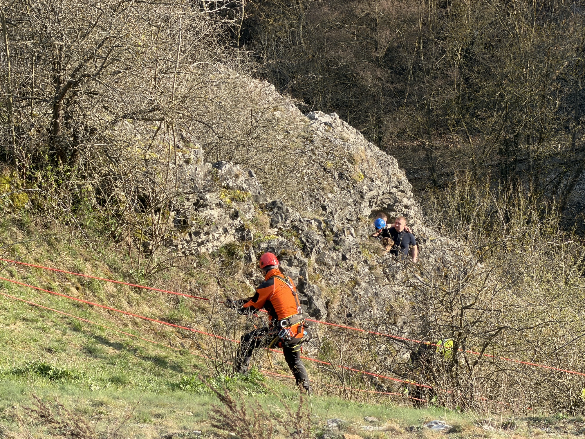 Chàng trai bị rơi từ vách đá trong một vụ cứu hộ khó khăn