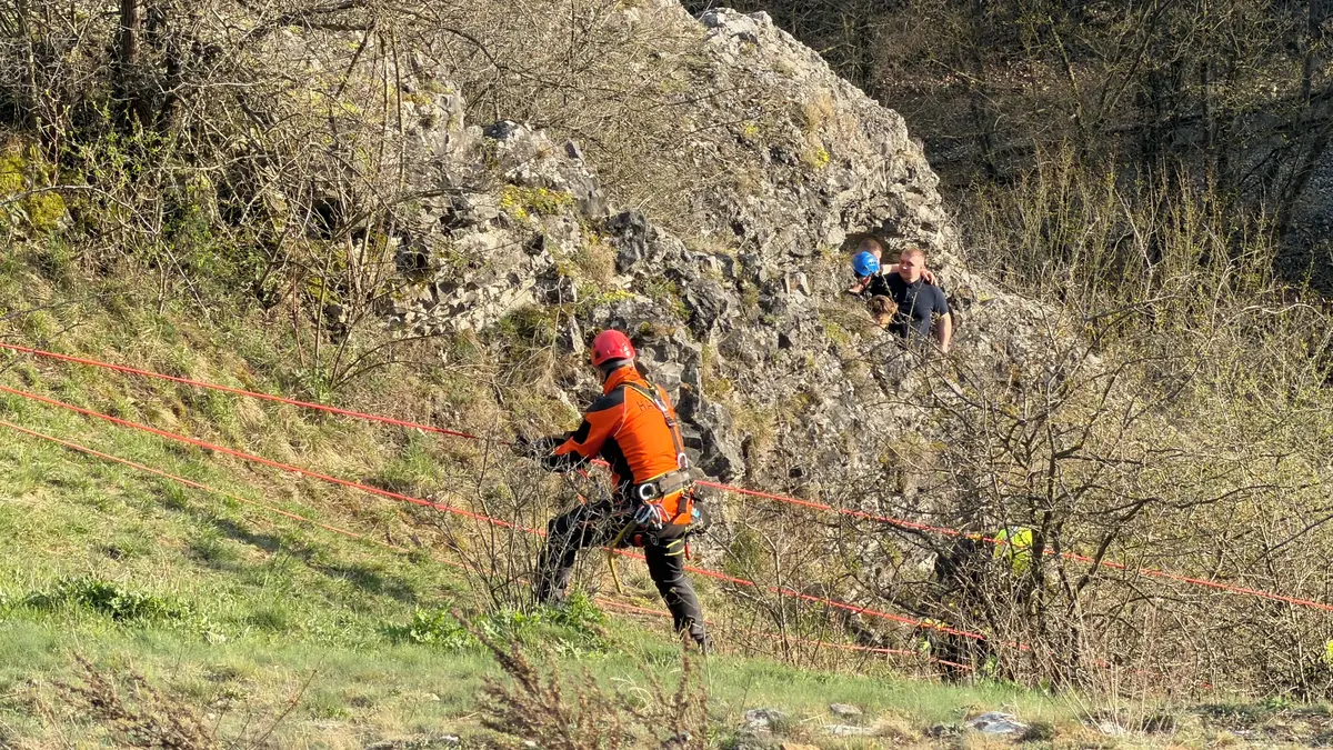 Chlapec se v Praze zřítil ze skály, náročná záchranná akce trvala desítky minut