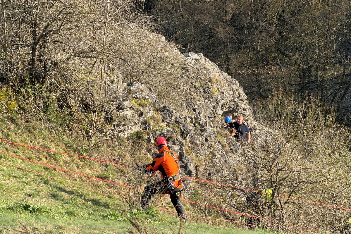 Chlapec se v Praze zřítil ze skály, náročná záchranná akce trvala desítky minut