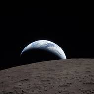 Unikátní fotografie z mise Artemis: Západ Země nad Měsícem.