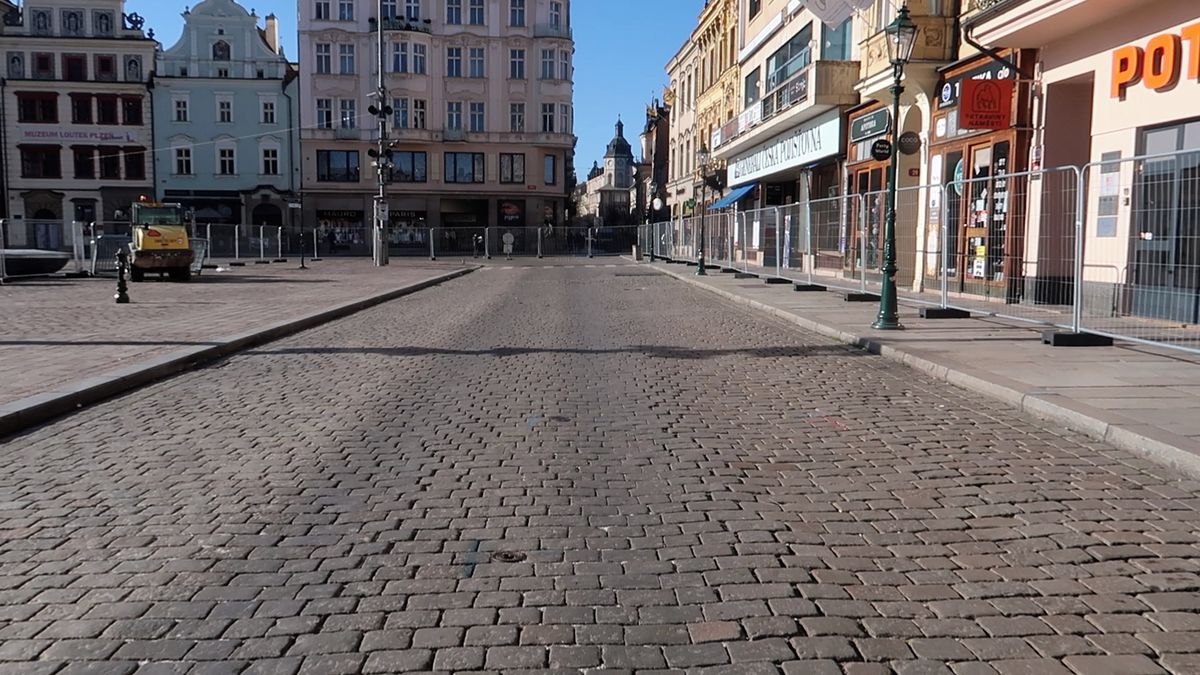 Chodci neprojdou, auta neprojedou. Začala proměna plzeňského náměstí