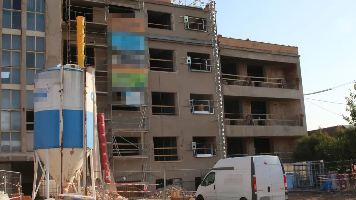 Dva recidivisté kradli měděné kabely přímo ze zdi rozestavěné budovy na Rychnovsku