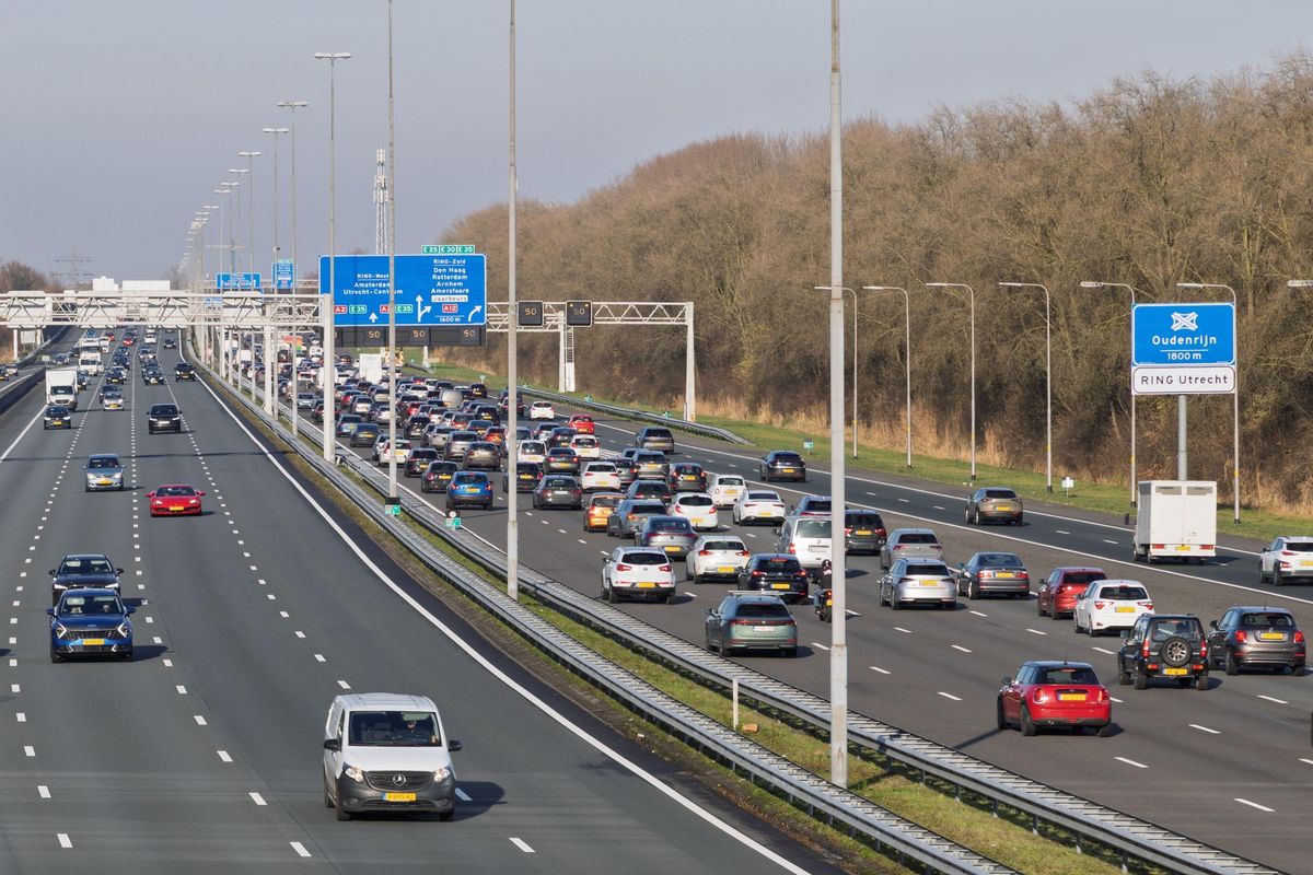 Nizozemský senior jel s veteránem na dálnici příliš pomalu, přišel na místě o řidičák