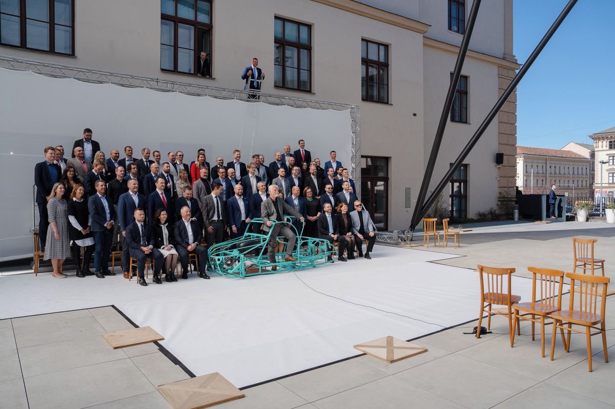 Prezident v hadraplánu, farář na střeše. Fotograf z Brna udivil snímky i za oceánem