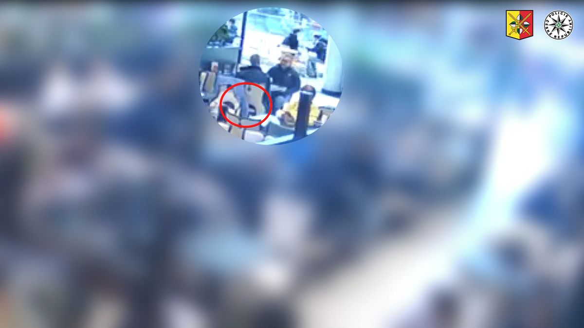 Nenápadnou krádež desítek tisíc z vesty hosta restaurace natočila kamera, policie hledá dvojici mužů