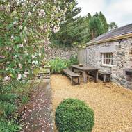  Ze zvýšeného záhonu se line vůně lýkovce k sezení z masivního dřeva.