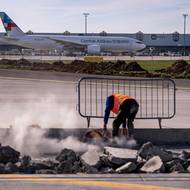 Kvůli rekonstrukci hlavní dráhy musí veškerý provoz zvládnout ta vedlejší, která se s hlavní v polovině kříží. 