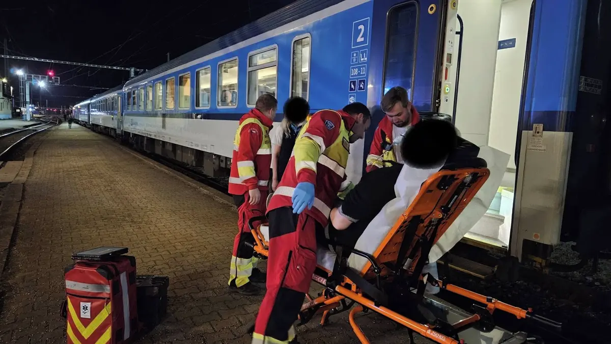 Sanitka se na jihlavském nádraží nedostala k pacientovi, záchranáři s ním jeli na další stanici vlakem