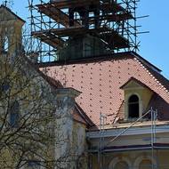 Kvůli rekonstrukci věže se muselo vystavět dodatečně další lešení.