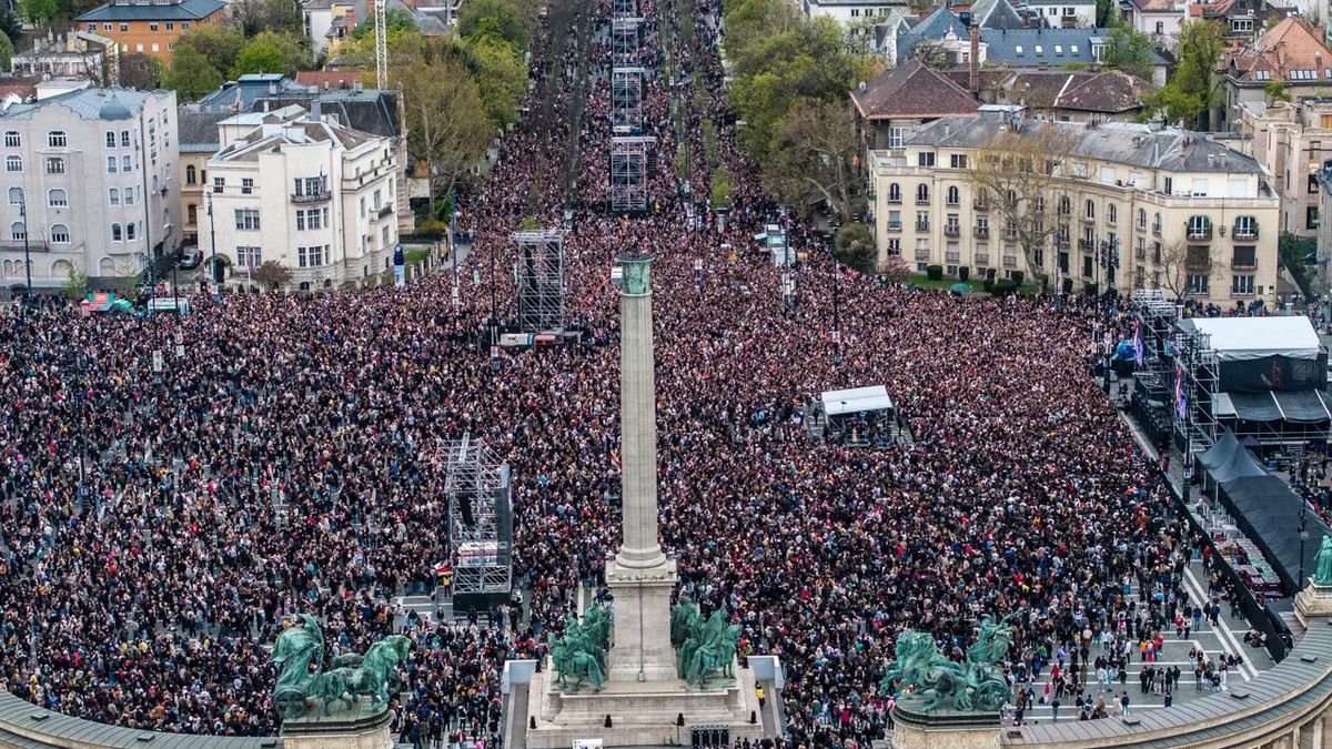 „Špinavý Fidesz“ a „Rusové domů“, znělo náměstím v Budapešti během obřího koncertu proti režimu