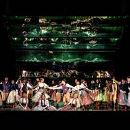 Kostýmy jsou inspirované chodskými kroji.