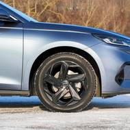 Kola jsou 18palcová a standardně černě lakovaná.