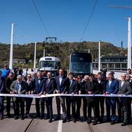 Slavnostní otevření nového mostu si nenechaly ujít špičky pražské politiky. Oproti původním plánům se stavba prodražila na cenu okolo dvou miliard korun. 