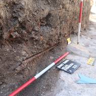 Sovětský bajonet z pušky Mosin-Nagant ve vrstvě nad jižním obvodovým zdivem