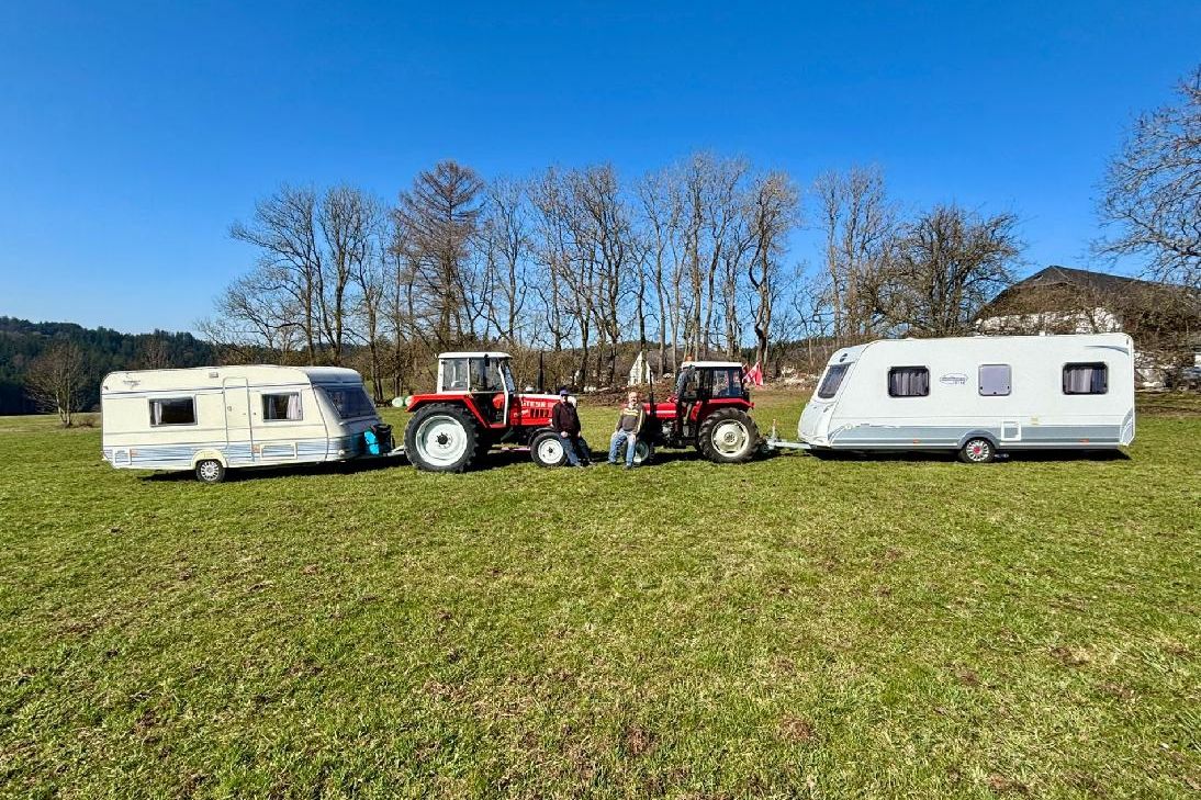 Johann a Franz zapřáhli za traktory obytňáky. Míří z Rakouska přes Budějovice až k severnímu mysu