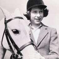 Desetiletá korunní princezna Alžběta, v té době už byl její otec králem Jiřím VI.