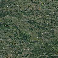Průmět světelné dráhy bolidu v atmosféře na zemský povrch (žlutá šipka). Skutečná světelná dráha byla dlouhá 75 km, kvůli relativně velkému sklonu 69 stupňů se průmět jeví relativně krátký. Bílé čtverečky s černým středem vyznačují polohy některých stanic Evropské bolidové sítě, které bolid zaznamenaly.