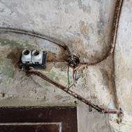 I podle elektroinstalace věž jasně potřebuje výraznou rekonstrukci. 